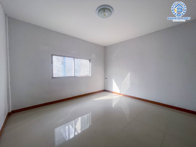 ทาวน์โฮมมือสองย่านกรุงเทพฯ ม.เก้าวัฒนาวิลล่า เลียบคลองทวีวัฒนา เนื้อที่ 17 ตร.ว. ฟังก์ชัน 3 ห้องนอน 3 ห้องน้ำ 1 ที่จอดรถ ทาวน์โฮม 3 ชั้นรีโนเวทใหม่ บนทำเลดี เพียง 20 นาทีก็ถึงรถไฟฟ้าสายสีน้ำเงิน "สถานีหลักสอง" ใกล้เดอะมอลล์บางแค และทางด่วน "รามอินทรา-อาจณรงค์" จองเลย!…